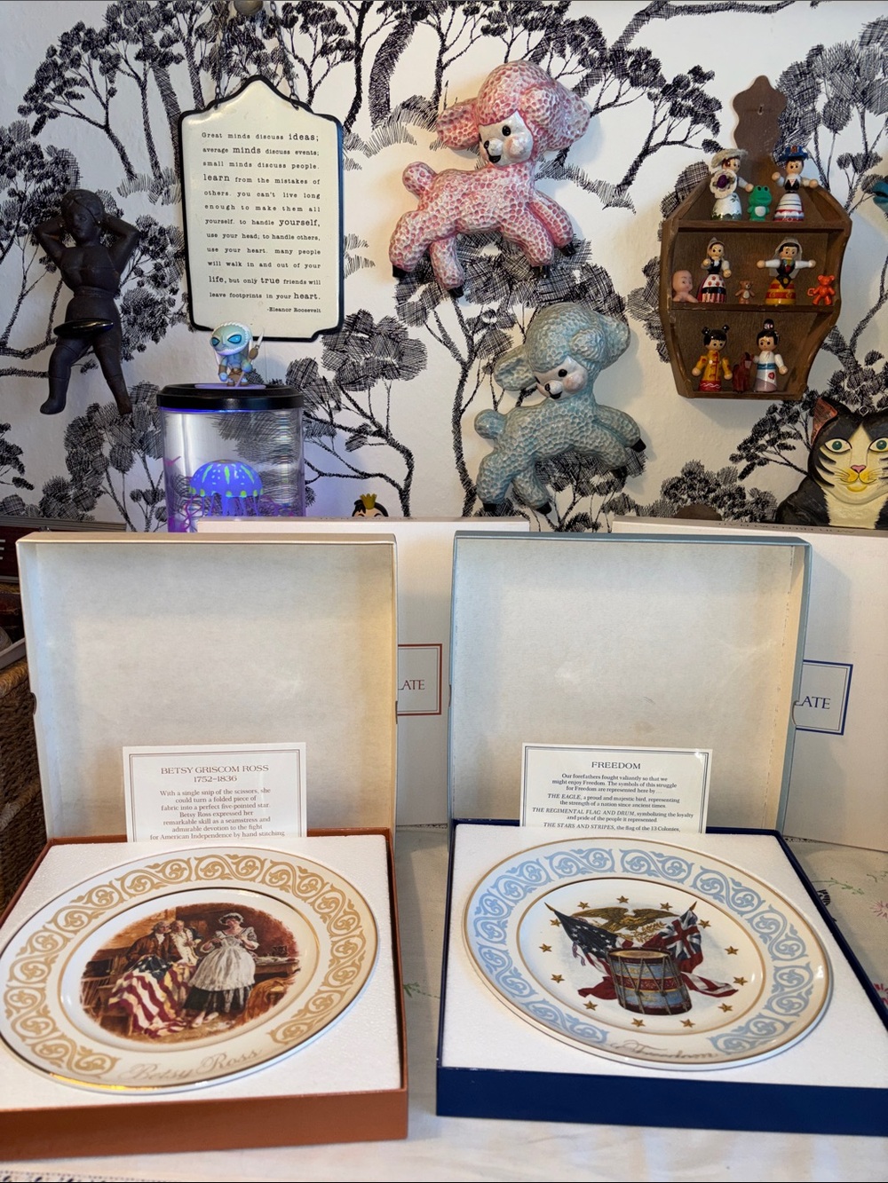 NIB VINTAGE AVON set of two Collectible USA Betsy Ross And Freedom Plates.